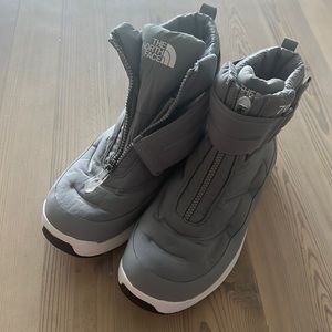 The North Face insulated winter boots - grey men’s size 9.5 - NEVER WORN